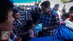 Calon Wakil Gubernur DKI Jakarta, Djarot Saiful Hidayat saat memberikan pengobatan gratis kepada warga RW 07, Jembatan Besi, Jakarta (15/1). Pengobatan gratis ini dilakukan untuk membantu warga tidak mampu di sekitar Jakarta. (Liputan6.com/Faizal Fanani)