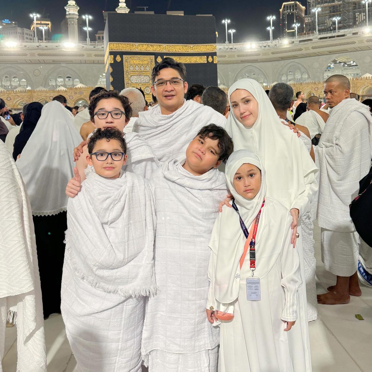 Pasha Ungu dan Keluarga di Tanah Suci