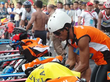 Citizen6, Surabaya: Tiga etape tersebut adalah renang 1000 meter, bersepeda 34 Km dan Lari sejauh 8 Km. Katagori beregu yang diikuti 21 tim ini. (Pengirim: Penkobangdikal)