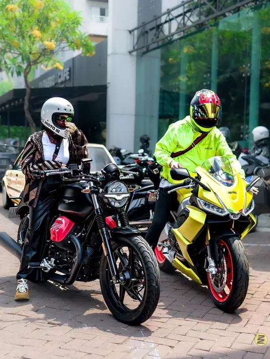 Tidak hanya penampilan Wika Salim yang mencuri perhatian, tapi juga motor yang dikendarai. "Itu bukan motor GL custom ya," tulis rioagusf. "Kak gilaaaa keren bgt @wikasalim," tulis rahmatatitut. "Keren cantik," tulis syanto46. [Instagram/wikasalim]