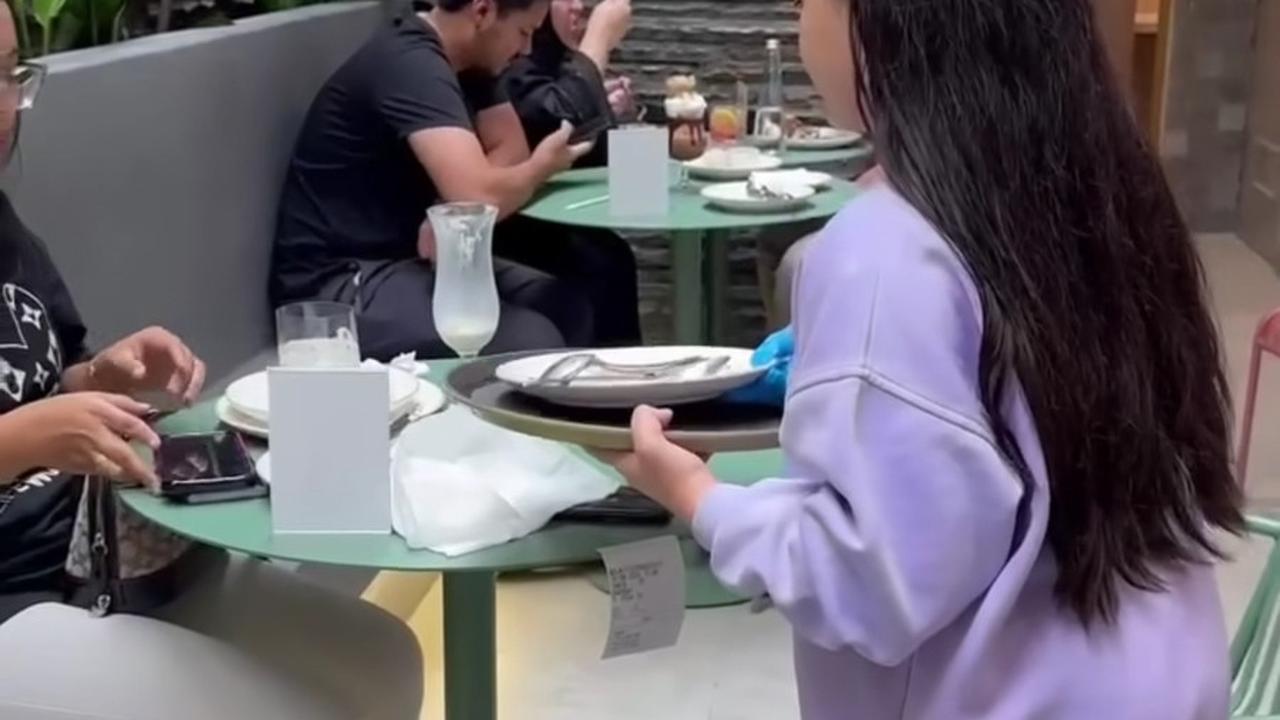 Keterampilan Arsy yang masih kecil dalam menjalankan tugas sebagai pramusaji benar-benar patut mendapatkan pujian.<br><br>
