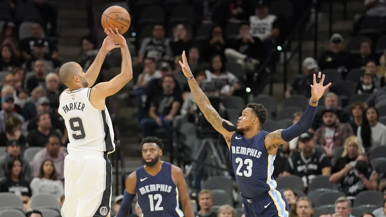 Aksi Tony Parker saat lawan Grizzlies