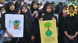 Sejumlah orang peduli lingkungan melakukan aksi di Bundaran HI, Jakarta, Minggu (22/4). Kegiatan tersebut guna memperingati Hari Bumi Internasional serta mengkampanyekan cinta lingkungan untuk masa depan. (Liputan6.com/Gempur M Surya)