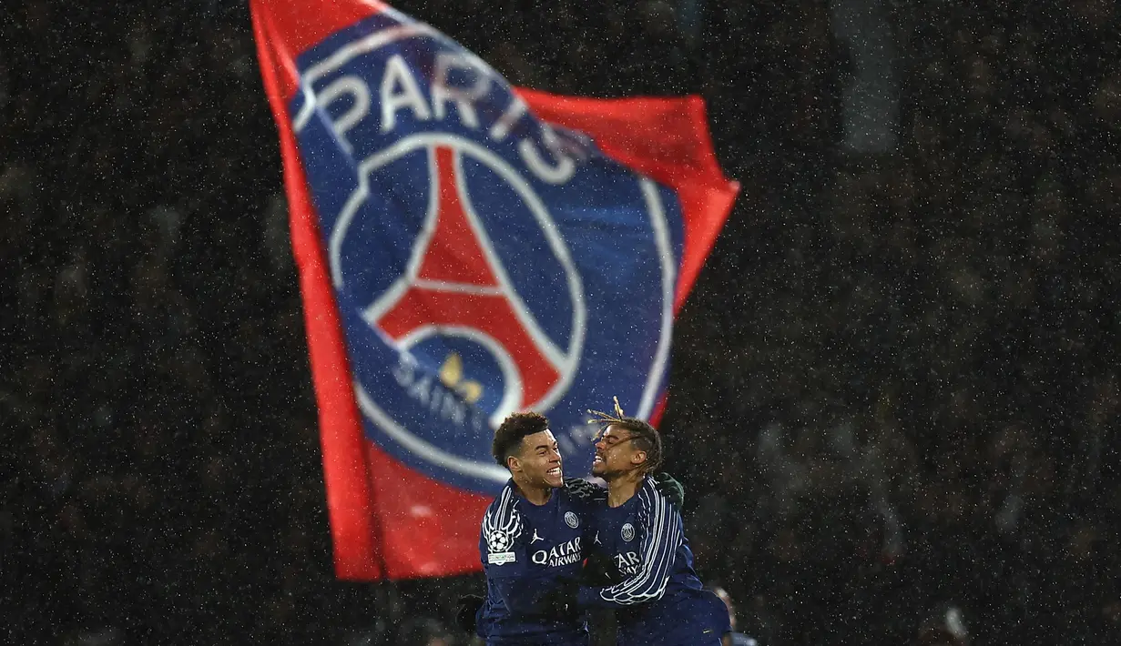 Empat menit berselang, pada menit ke-60, Paris Saint-Germain berhasil menyamakan kedudukan lewat gol yang dicetak Bradley Barcola. (Franck FIFE/AFP)