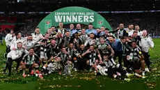Para pemain Newcastle United merayakan gelar juara Piala Liga Inggris atau Carabao Cup 2025 usai mengalahkan Liverpool di Stadion Wembley, London pada 16 Maret 2025. (Glyn KIRK/AFP)