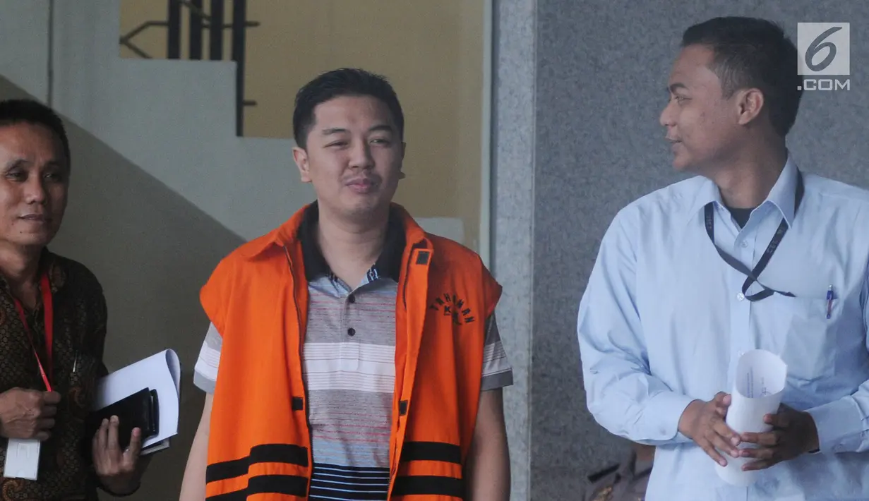 Wali Kota Kendari nonaktif Adriatma Dwi Putra memakai rompi tahanan usai menjalani pemeriksaan di KPK, Jakarta, Selasa (22/5). Adriatma diperiksa sebagai tersangka terkait suap proyek pengadaan barang dan jasa di Kota Kendari. (Merdeka.com/Dwi Narwoko)