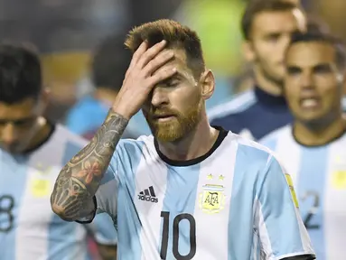 Ekspresi pemain Argentina, Lionel Messi saat timnya ditahan Peru pada laga Kualifikasi Piala Dunia 2018 di Buenos Aires, (5/10/2017). Argentina bermain imbang 0-0 lawan Peru. (AFP/Eitan Abramovich)
