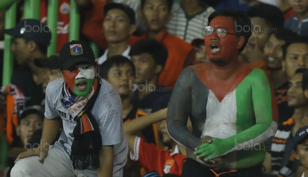 Suporter Persija, The Jakmania, mengecat tubuhnya dengan warna bendera Palestina saat melawan Bhayangkara FC pada laga Liga 1 di Stadion Patriot Bekasi, Jawa Barat, Sabtu (29/7/2017). Persija menang 1-0 atas Bhayangkara FC. (Bola.com/M Iqbal Ichsan)