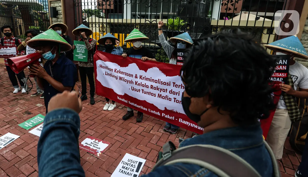 Organisasi WALHI bersama masyarakat Rukun Tani Sumberejo Pakel melakukan aksi di depan Mabes Polri, Jakarta, Jumat (21/1/2022). Mereka menuntut kekerasan yang dilakukan oknum aparat kepolisian terhadap Warga Rukun Tani Sumberejo Pakel, Desa Pakel, Banyuwangi, Jawa Timur. (Liputan6.com/Johan Tallo)