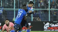 Striker Arema FC, Dedik Setiawan melakukan selebrasi setelah mencetak gol ke gawang Persela Lamongan di Stadion Kanjuruhan, Kab. Malang, Senin (27/5/2019). (Bola.com/Iwan Setiawan)
