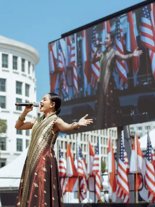 Gaun tersebut tampak megah dengan nuansa coklat dan emas.