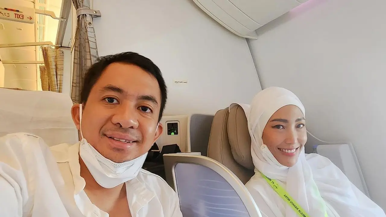 Potret mesra Ayu Dewi dan Regi Datau saat umrah