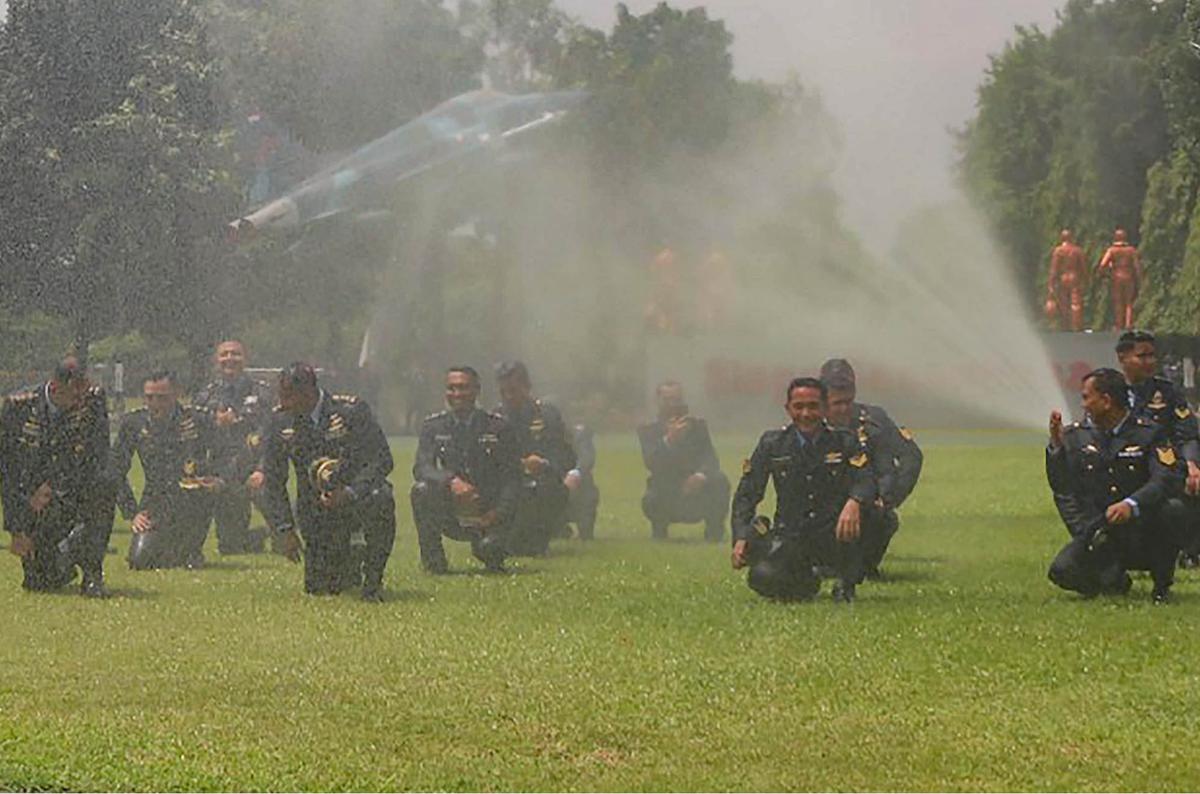 FOTO: Tradisi Mandi Kembang Warnai Kenaikan Pangkat di Koopsudnas