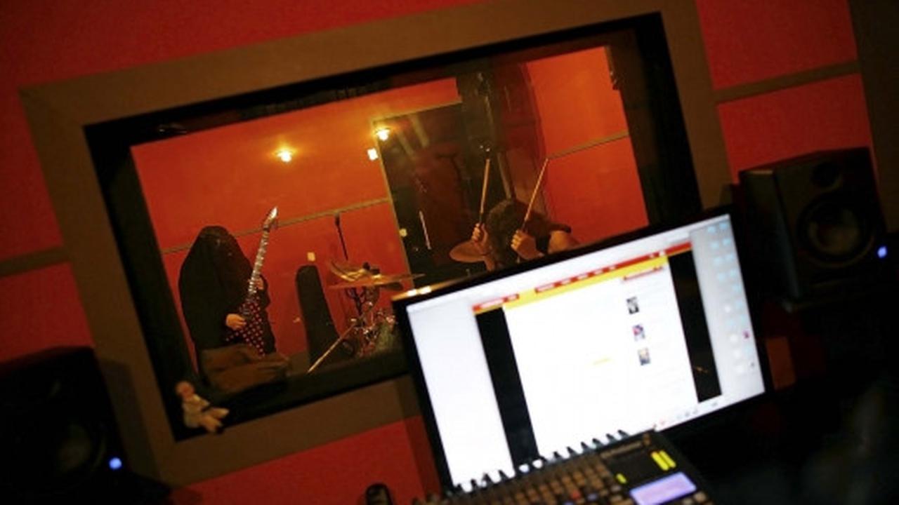 Wanita muslim bercadar ini ternyata gitaris band metal