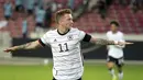 Gelandang Jerman, Marcus Reus berselebrasi usai mencetak gol ke gawang Armenia pada pertandingan grup J Kualifikasi Piala Dunia 2022 di stadion Mercedes-Benz Arena di Stuttgart, Jerman, Senin (6/9/2021). Jerman atas Armenia 6-0. (AP Photo/Matthias Schrader)