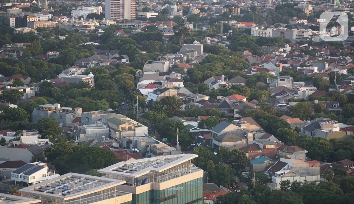 Lansekap pemukiman penduduk berlatar gedung bertingkat terlihat dari kawasan Senayan, Jakarta, Selasa (21/1/2020). Staf Khusus Kementerian PUPR Bidang Sumber Daya Air Firdaus Ali menjelaskan, ruang terbuka hijau di Jakarta baru 9,98% kurang dari syarat minimum 30%. (Liputan6.com/Immanuel Antonius)