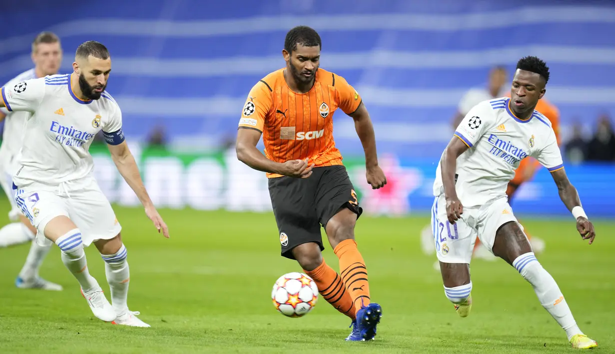 Bek Shakhtar Donetsk, Marlon berebut bola dengan penyerang Real Madrid Karim Benzema dalam matchday 4 Grup D Liga Champions di Stadion Santiago Bernabeu, Kamis (4/11/2021) dini hari WIB.  Real Madrid sukses mengalahkan Shakhtar dengan skor tipis 2-1. (AP Photo/Manu Fernandez)