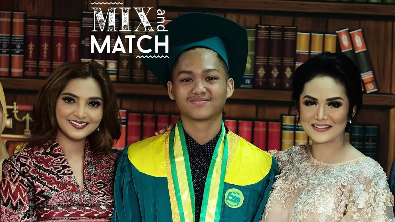 [Bintang] Mix and Match: Hadiri Graduation, Kedua Ibu Azriel Hermansyah Tampil Kompak dengan Busana Etnik