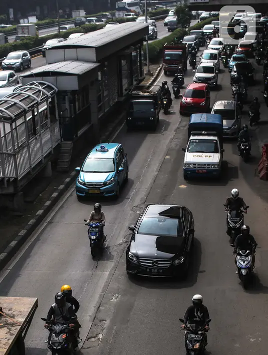 Sejumlah kendaraan terjebak kemacetan di Jalan Gatot Subroto, Jakarta, Rabu (31/8/2022). "Dari hasil FGD kemudian semuanya sepakat ini positif bisa dilakukan uji coba tetapi kami harus lakukan namanya uji publik dengan melibatkan semua asosiasi," ujar Syafrin di Jakarta, Rabu, 31 Agustus 2022. (Liputan6.com/Faizal Fanani)