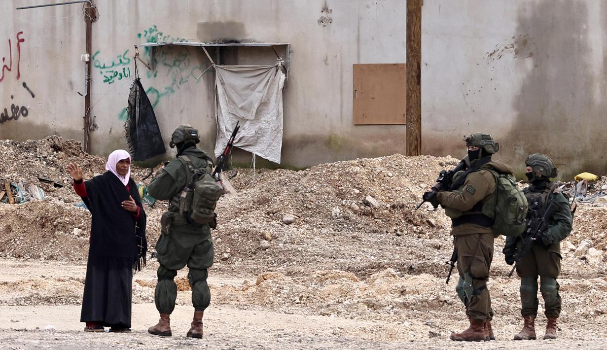 Pasukan Israel yang beroperasi di Tepi Barat terus memperluas serangan untuk memburu para kelompok pejuang Palestina. (Zain JAAFAR/AFP)