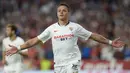 Javier Hernandez. Setelah tiga musim membela West Ham mulai 2017/2018 hingga awal 2019/2020, striker Meksiko ini hijrah ke Sevilla pada September 2019. Hanya bertahan 6 bulan, ia tampil 15 laga dengan mencetak 3 gol. Pada Januari 2020 ia meninggalkan Sevilla menuju LA Galaxy. (AFP/Cristina Quicler)