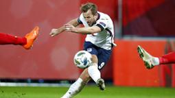 Striker Inggris, Harry Kane, melepaskan tendangan saat melawan Belgia pada laga UEFA Nations League di Stadion King Power, Senin (16/11/2020). Belgia menang dengan skor 2-0. (AP/Francisco Seco)
