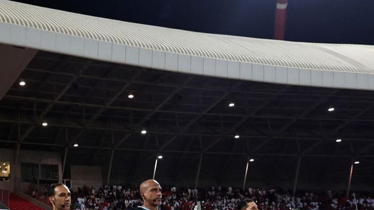 Di penghujung babak kedua, wasit Ahmed Al-Kaf dari Oman hanya memberikan tambahan waktu hanya 6 menit. Namun, dia tak kunjung meniup peluit panjang sampai akhirnya Bahrain mencetak gol penyama kedudukan pada menit ke-99. Foto: REUTERS/Hamad I Mohammed