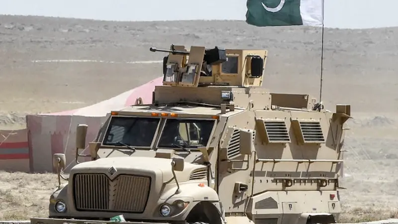 Personel keamanan di kota perbatasan Pakistan Qila Saifullah di provinsi barat daya Balochistan (Banaras Khan/AFP)