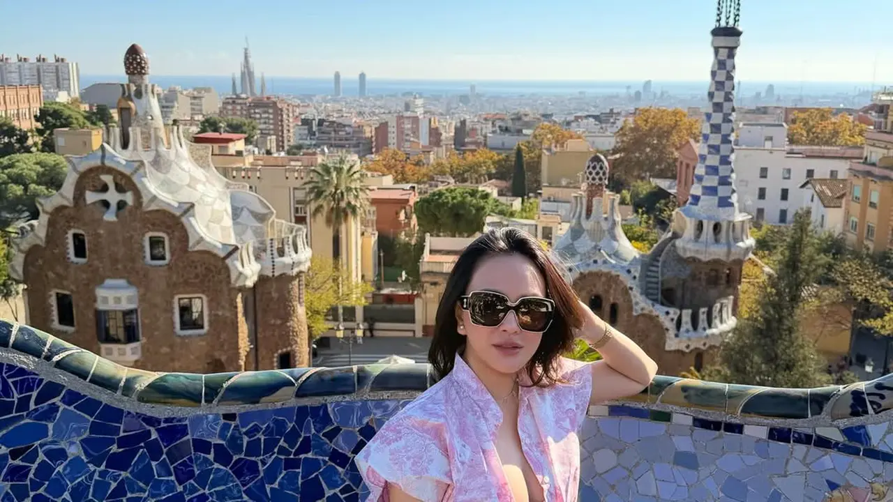 Feminin Berkelas di Barcelona, Gaya Liburan Shandy Aulia dengan Sentuhan Dior & Chanel Bernilai Ratusan Juta