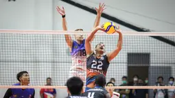 Pemain Jakarta BNI 46, Bagus Ardianto (kanan) melakukan operan dibayangi pemain Surabaya Bhayangkara Samator, Tim Robert Taylor saat laga lanjutan PLN Mobile Proliga 2022 di GOR Padepokan Voli Jenderal Polisi Kunarto, Bogor, Jumat (14/01/2022). (Bola.com/Bagaskara Lazuardi)