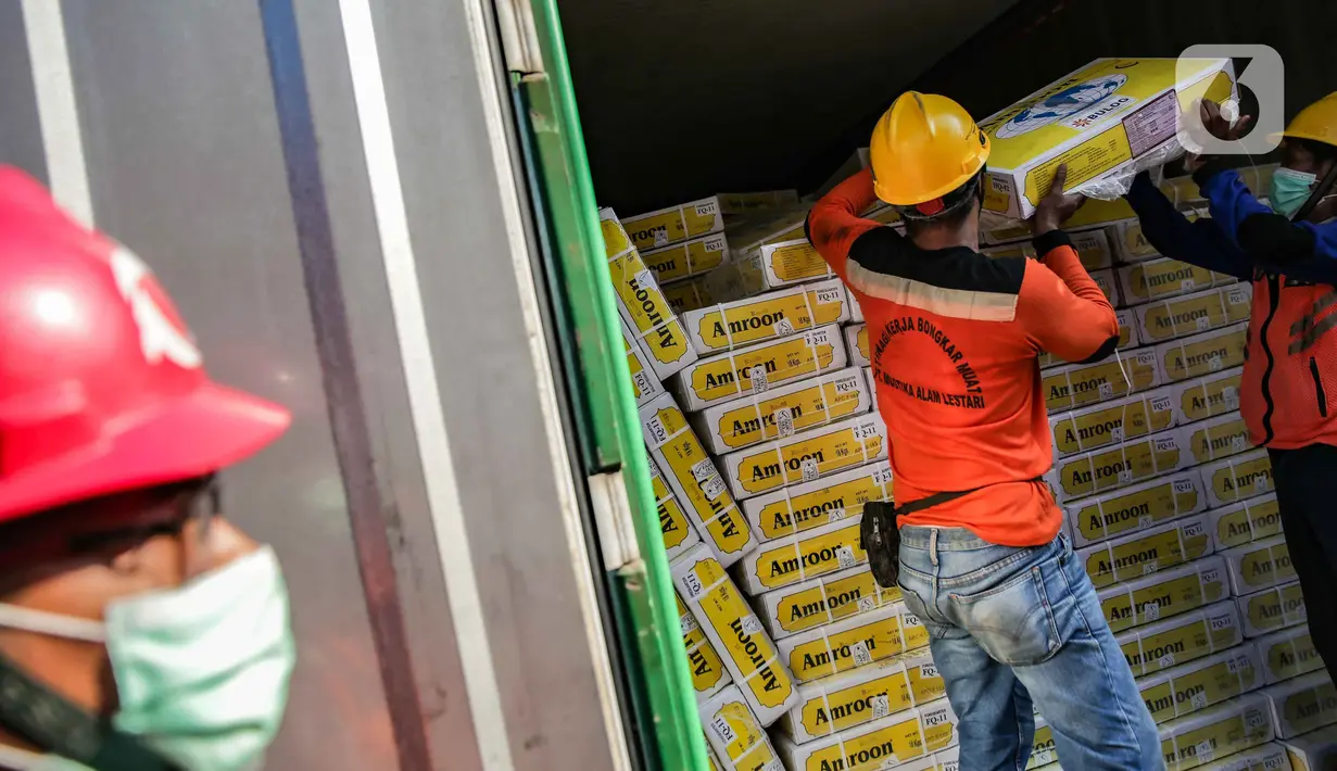 Petugas merapikan daging kerbau impor di Terminal Petikemas Tanjung Priok, Jakarta, Kamis (14/4/2022). Perum Bulog mengimpor daging kerbau beku sebanyak 100.000 ton pada 2022 yang digunakan untuk alternatif pilihan bagi konsumen terutama saat Ramadan dan Idul Fitri. (Liputan6.com/Faizal Fanani)
