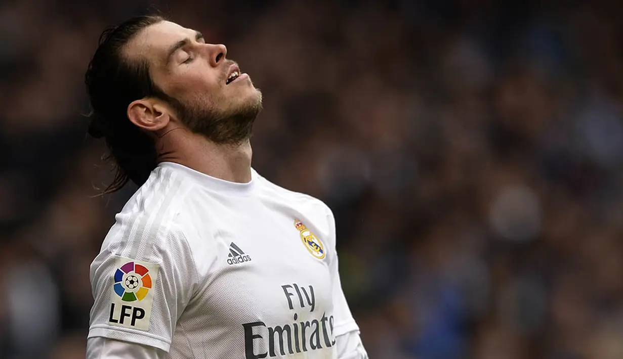 Gelandang Real Madrid, Gareth Bale, murung meski menang melawan Deportivo pada laga La Liga Spanyol. Terakhir kali El Real meraih titel La Liga terjadi saat kepelatihan Jose Mourinho pada musim 2011/12. (AFP/Miguel Riopa)