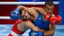 Petinju Iran Daniyal Shahbakhsh (merah) melawan petinju Maroko Mohamed Hamout dalam pertandingan tinju putra (52-57kg) pada Olimpiade Tokyo 2020 di Kokugikan Arena di Tokyo pada 24 Juli 2021. (AFP/ Luis Robayo)