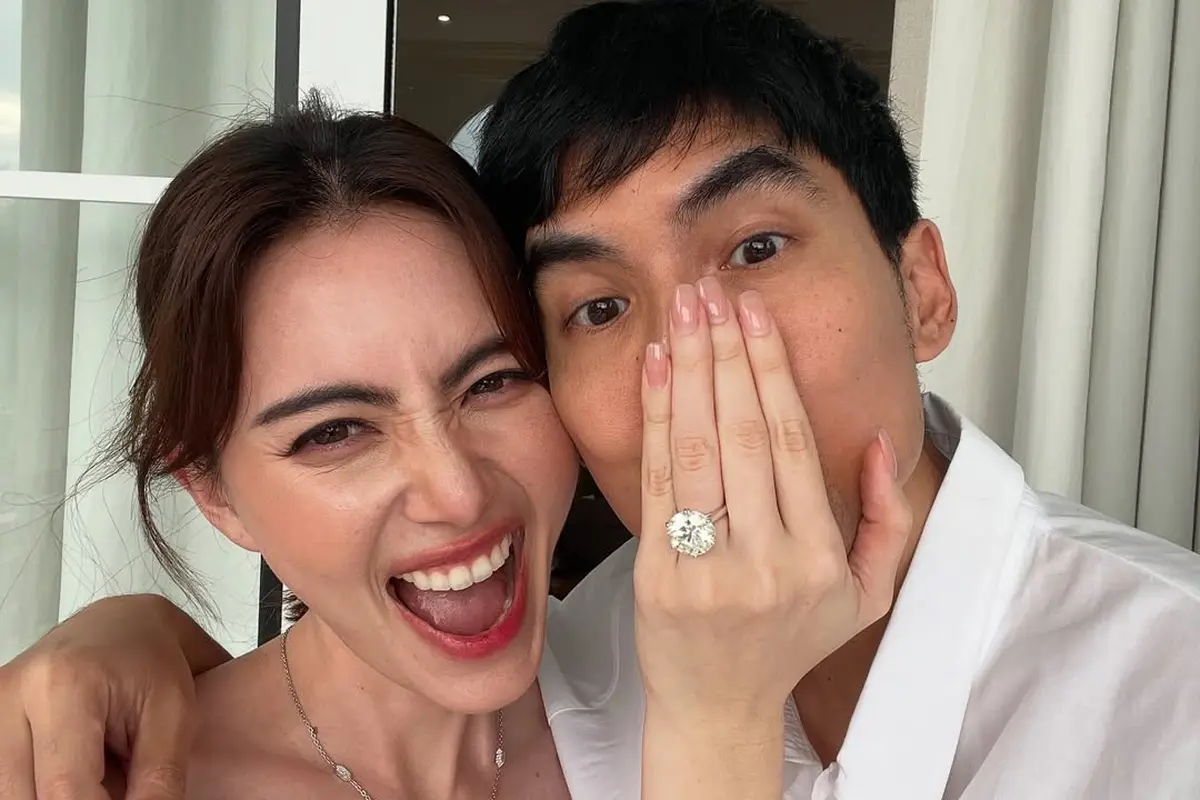 Aktris Thailand Mai Davika Dilamar Ter Chantavit Setelah 7 Tahun Pacaran, Pamer Cincin Berlian Besar dengan Outfit Kasual