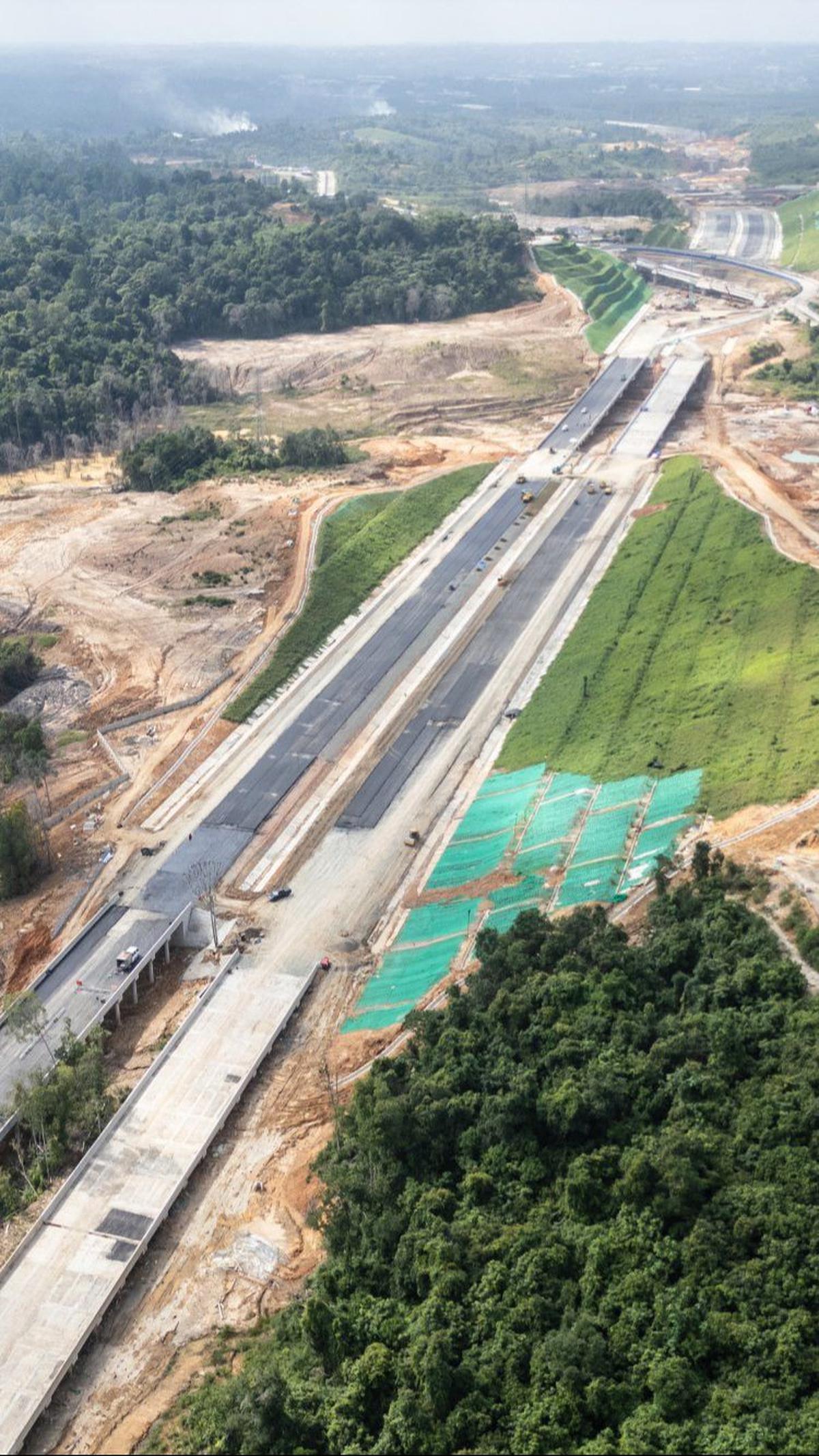 Berdasarkan laporan kantor berita Antara, pengerjaan jalan tol hingga Juli 2024 tercatat mencapai lebih dari 80 persen.&nbsp;Foto: STR/AFP