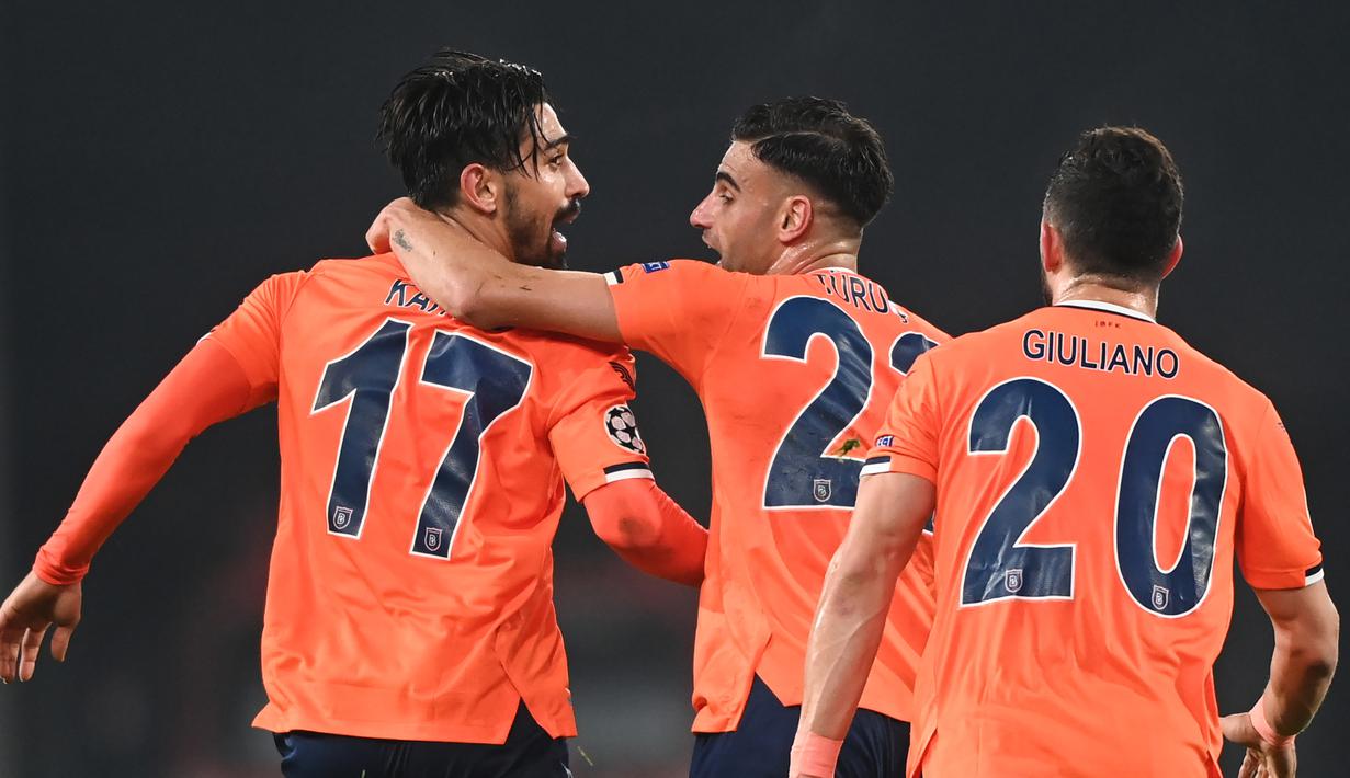 4. Irfan Can kahveci (Istanbul Basaksehir/ 25 tahun) - Gelandang asal Turki ini membuat hattrick saat Istanbul Basaksehir menjamu RB Leipzig di Fatih Terim stadium pada matchday ke-5 Grup H (2/12/2020). Hasil akhir, Istanbul Basaksehir kalah 3-4 dari RB Leipzig. (AFP/Ozan Kose)