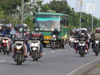 Sejumlah pemudik pengguna kendaraan roda dua melintasi Jalur Pantura Cirebon, Jawa Barat, Kamis, (29/6). Memasuki H+4 Lebaran jalur Pantura Cirebon mengarah ke Jakarta mulai dipadati pemudik pengguna kendaraan bermotor roda dua (Liputan6.com/Helmi Afandi)