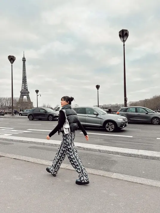 Jessica Mila tampil penuh gaya dengan all black outfit. Ia berpose mengenakan turtleneck, ditumpuk dengan puffer vest hitam, dan dipadu dengan celana panjang bermotif logo brand. Penampilan Jessica Mila semakin sempurna dengan shoulder bag silver dan alas kaki hitam. [Foto: Instagram/jscmila]