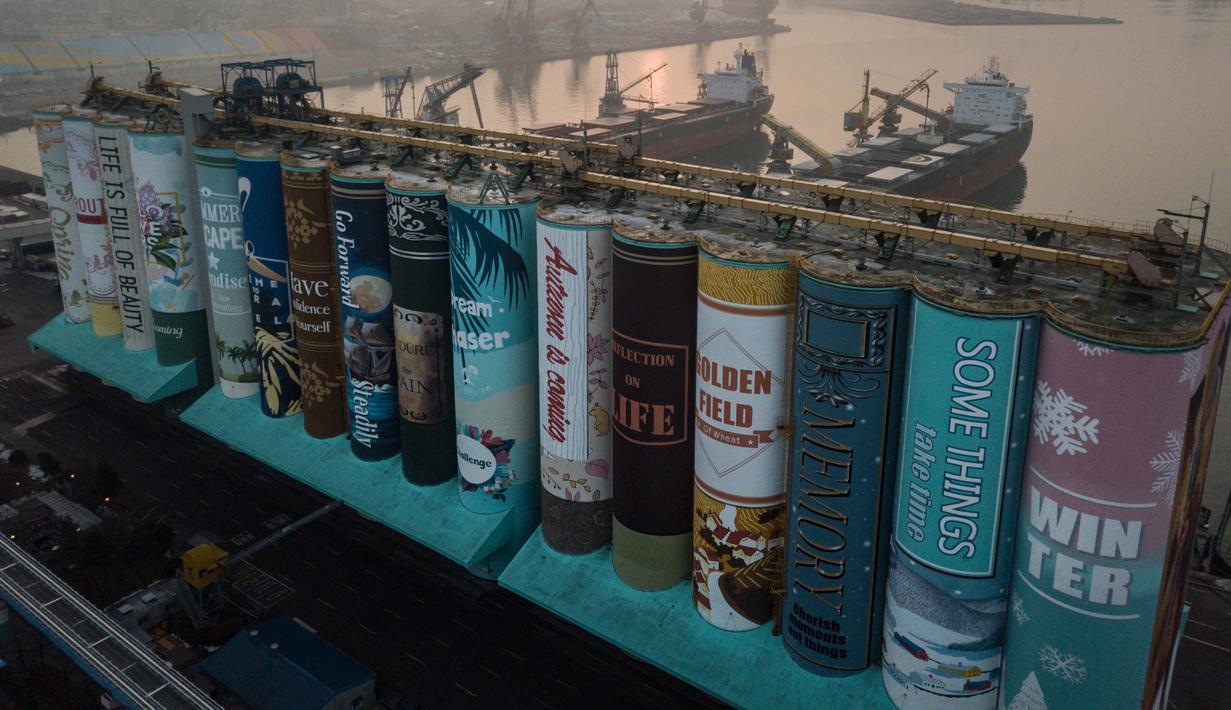 Sebuah mural luar ruangan raksasa yang ditampilkan pada silo gandum di kota pelabuhan Incheon, Seoul, Korea Selatan, Rabu (19/12). Mural tersebut dikerjakan oleh 22 seniman lukisan dan menghabiskan 487.000 USD atau sekitar Rp 7 miliar. (Ed JONES/AFP)
