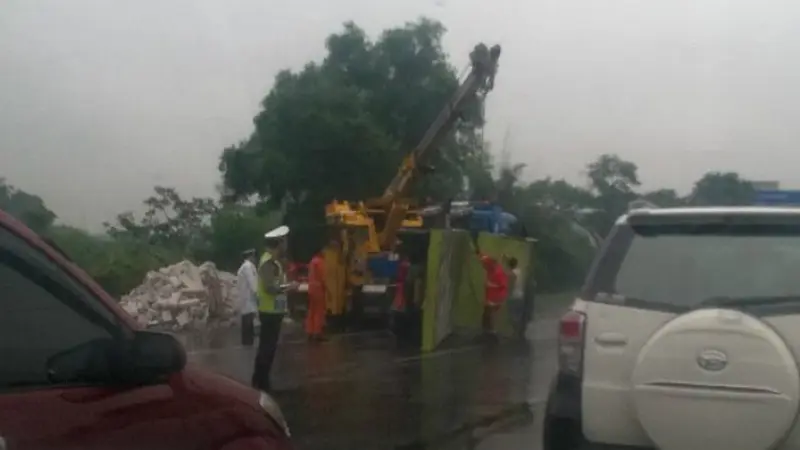 Truk terguling di tol arah Cikampek