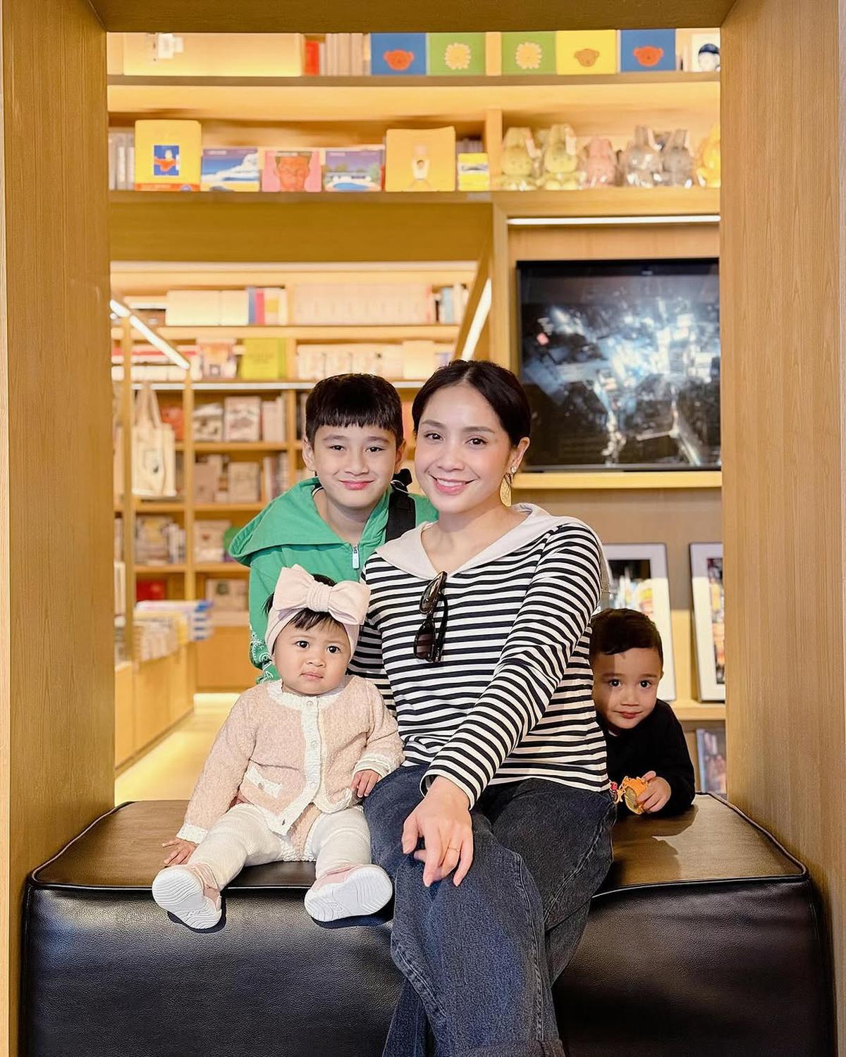 Potret Nagita Slavina dengan Tiga Anaknya di Jepang, Sebut Ketiganya Sebagai Hadiah Tuhan