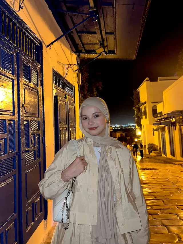 6 Potret Gaya Fashion Hijab Tugba Kiara, Aksesori Anting Bikin Look Stand Out