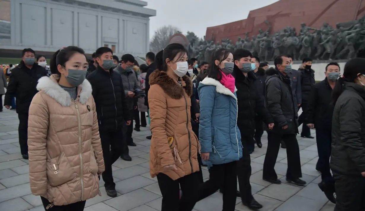 Warga berdatangan untuk memberi penghormatan di depan patung mendiang pemimpin Korea Utara Kim Il-sung dan Kim Jong-il pada peringatan 10 tahun kematian Kim Jong-il, Pyongyang, Korea Utara, 16 Desember 2021. Kim Jong-il adalah ayah dari pemimpin Korea Utara saat ini, Kim Jong-un. (KIM WON JIN/AFP)