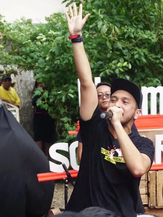 Dua hari ini, Giring menggelar aksi Ngamen Solidaritas. Menurut rencana, 24 lokasi di Jakarta akan disambangi yang akan berakhir hingga Februari 2017 mendatang. (Syaiful Bahri/Bintang.com)