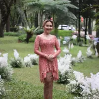 Kebaya tersebut juga dipadukan dengan kain jarik batik. Perempuan 29 tahun ini juga melengkapi penampilannya dengan heels warna peach senada. (Instagram/ayutingting92).
