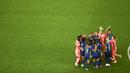 Para pemain Lyon melakukan selebrasi usai mengalahkan Wolfsburg pada final Liga Champions Wanita di Stadion Anoeta, San Sebastian, Spanyol, 30 Agustus 2020. (Sergo Perez/Pool via AP)