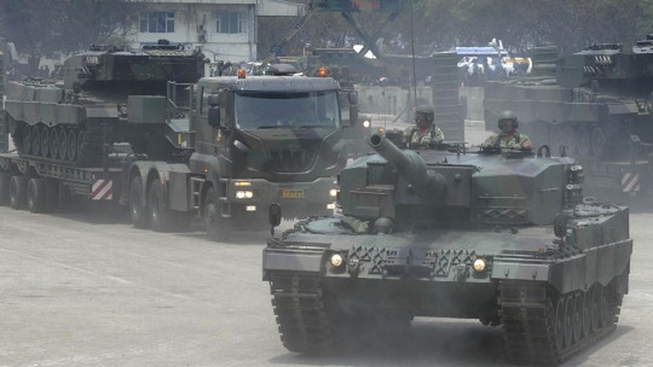 Menyaksikan ganasnya parade kendaraan tempur TNI