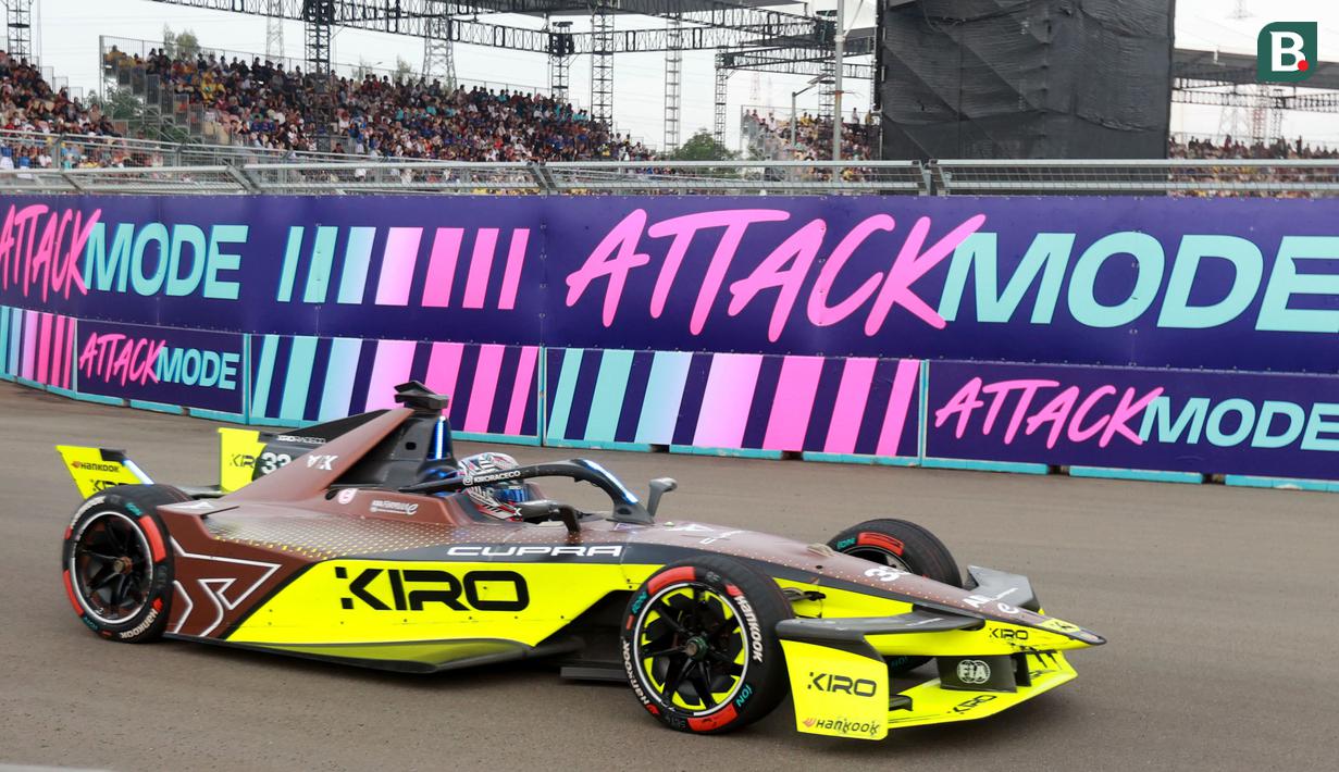 Pembalap tim Kiro Racing, Dan Ticktum memacu mobilnya saat ajang Jakarta E-Prix 2025 yang berlangsung di Jakarta International ePrix Circuit, Ancol, Sabtu (21/6/2025). (Bola.com/M Iqbal Ichsan)