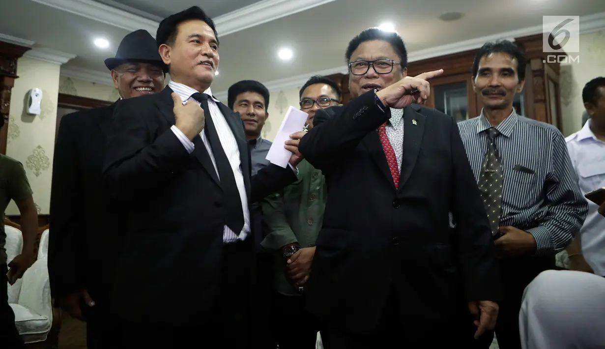 Ketua DPD Oesman Sapta Odang bersama Yusril Ihza Mahendra usai pertemuan di Gedung Nusantara III, Jakarta, Selasa (26/7). Yusril menyatakan putusan MK terkait larangan pengurus partai nyaleg DPD RI tidak berlaku surut. (Liputan6.com/Johan Tallo)