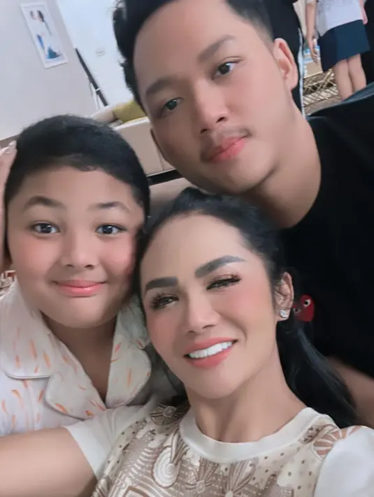 "HAI SAYANG Selamat ulang Tahun @azriel_hermansyah. Udah jadi pria menuju dewasa ,Doa mimi segala harapanmu terkabul serta Mulia Amin99x, Maafin mimi jiel 🤍," tulis Krisdayanti. [Instagram/krisdayantilemos]